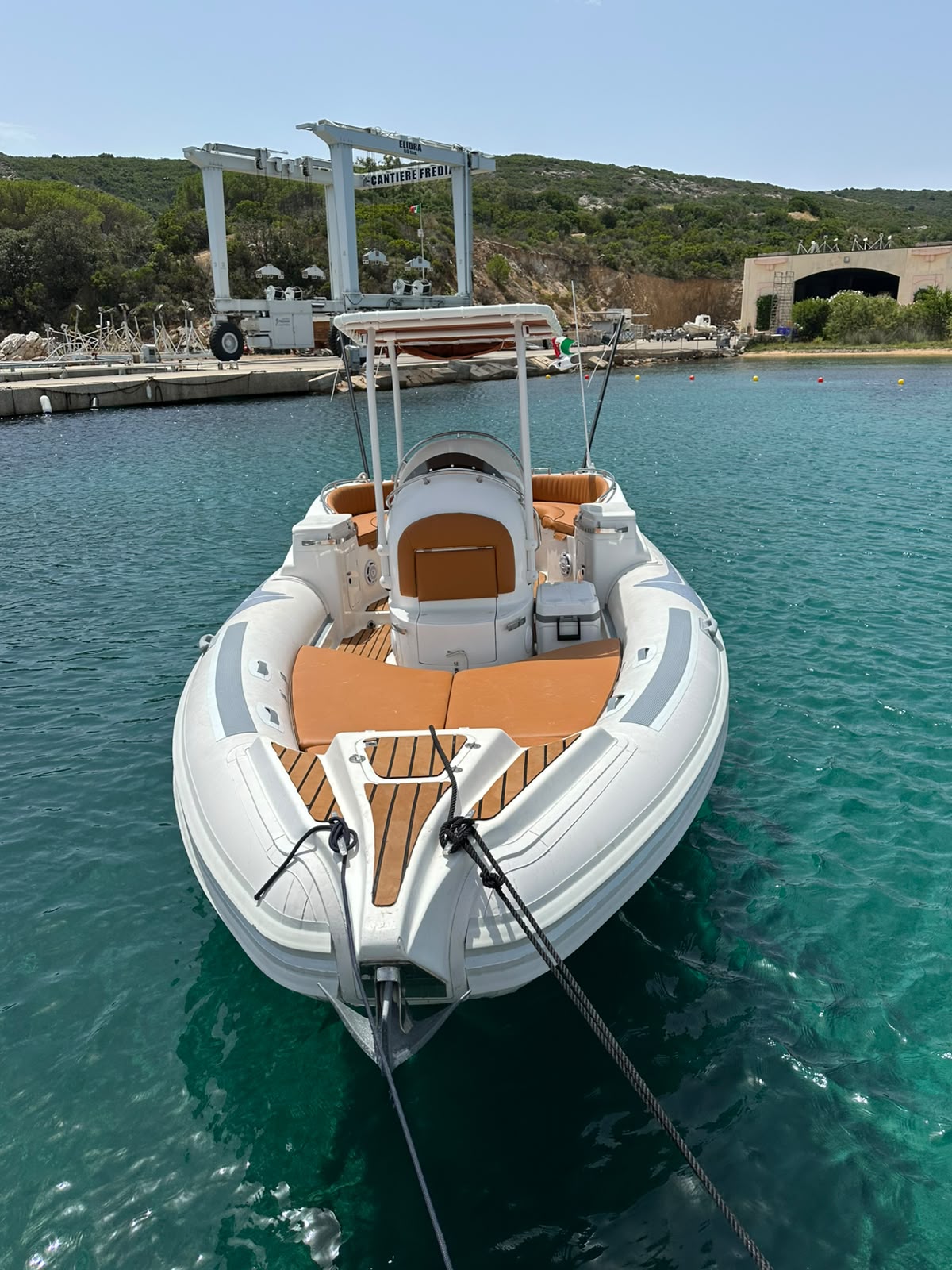 Vista del Gommone 820 Abate GB