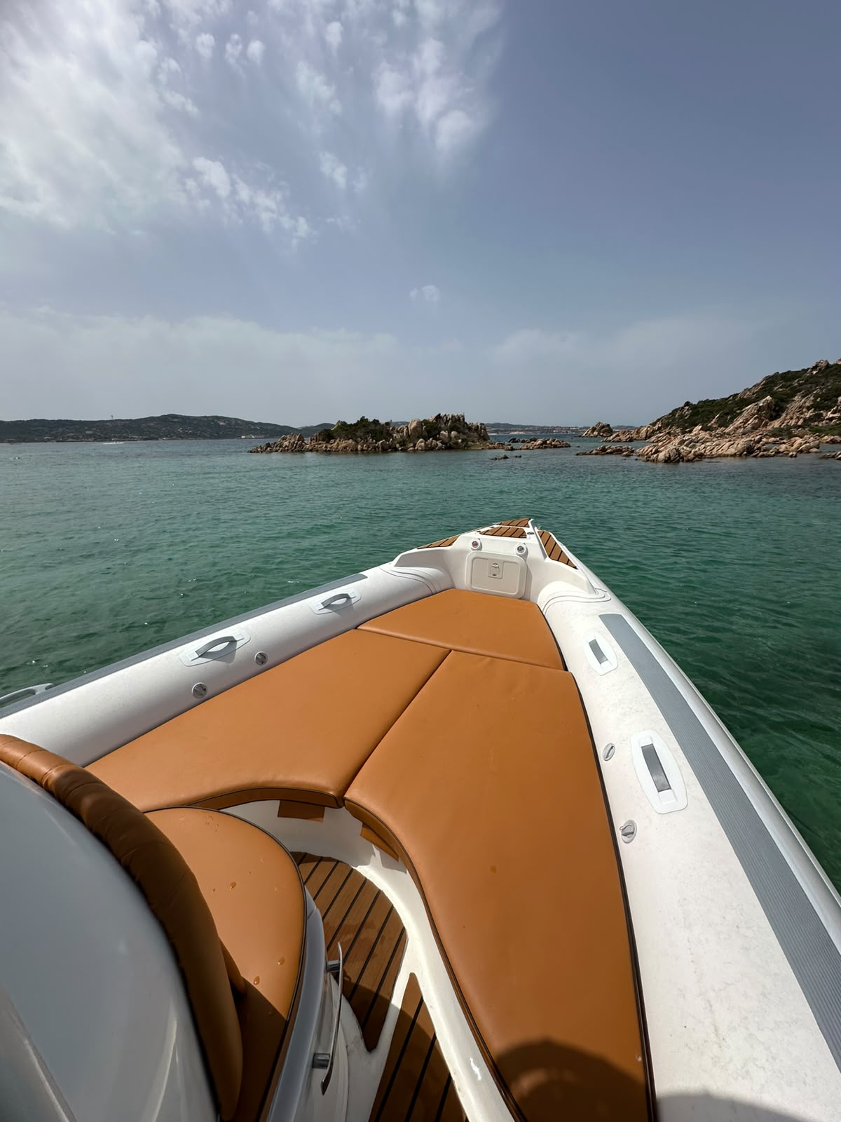 Gommone davanti alla costa dell'Arcipelago di La Maddalena